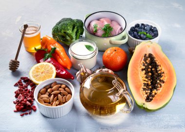 Bağışıklık sistemi sağlıklı gıda seçimini arttırıyor. Gri arka planda yüksek miktarda antioksidan, mineral ve vitamin içeren yiyecekler. 