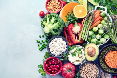 Vejetaryenler için çiğ sağlıklı yiyecek. Sebze albümleri kaynakları. Yüksek miktarda bitki proteini, vitamin, mineral, lif ve antioksidan içeren yiyecekler. Vejetaryen ve vejetaryen gıda konsepti. Kopyalama alanı olan üst görünüm.