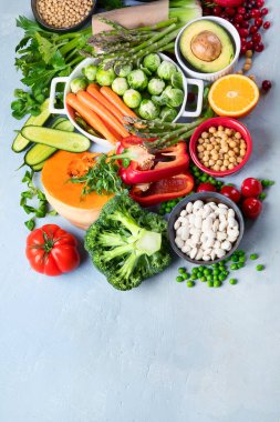 Vejetaryenler için çiğ sağlıklı yiyecek. Sebze albümleri kaynakları. Yüksek miktarda bitki proteini, vitamin, mineral, lif ve antioksidan içeren yiyecekler. Vejetaryen ve vejetaryen gıda konsepti. Kopyalama alanı olan üst görünüm.