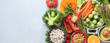 Vejetaryenler için çiğ sağlıklı yiyecek. Sebze albümleri kaynakları. Yüksek miktarda bitki proteini, vitamin, mineral, lif ve antioksidan içeren yiyecekler. Vejetaryen ve vejetaryen gıda konsepti. Kopyalama alanı olan üst görünüm. Panorama, bayrak 