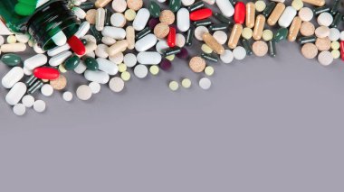 Gri arka planda bir sürü hap. Kopyalama alanı olan üst görünüm