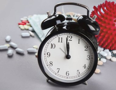 Coronavirus, gri arka planda yüz maskesi ve uyuşturucu. 