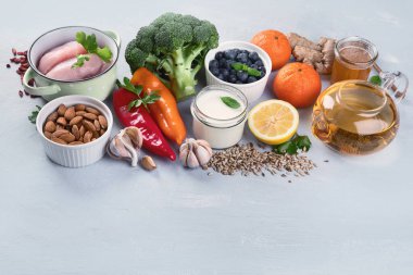 Bağışıklık sistemi sağlıklı gıda seçimini arttırıyor. Gri arka planda yüksek miktarda antioksidan, mineral ve vitamin içeren yiyecekler. Kopyalama alanı olan resim