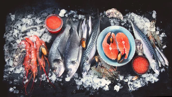 Świeże Ryby Owoce Morza Czarnym Tle Widok Góry Płaski — Zdjęcie stockowe