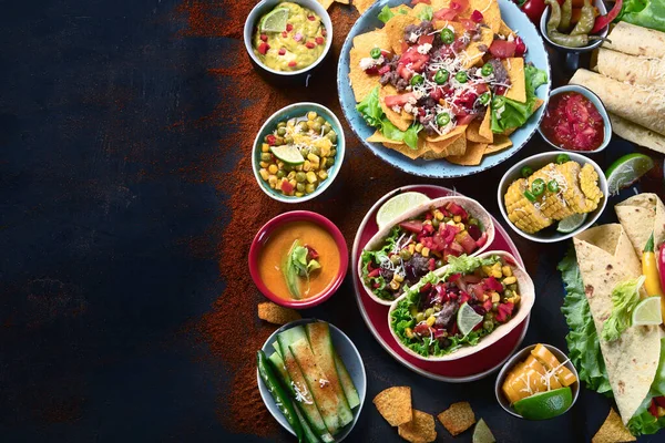 Traditionele Mexicaanse Voedselmix Donkere Achtergrond Bovenaanzicht Met Kopieerruimte — Stockfoto