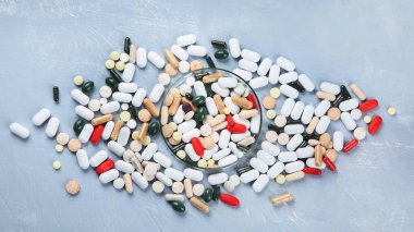 Çeşitli ilaç hapları, haplar ve kapsüller yığını. Tıbbi konsept
