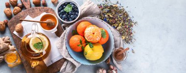 Soğuk ve akışkan için ilaçlar. Sağlıklı yiyecekler için bağışıklık sistemi seçimi arttırır. Yüksek miktarda antioksidan, mineral ve vitamin içeren yiyecekler. Antiviral tedavi. Panorama, bayrak