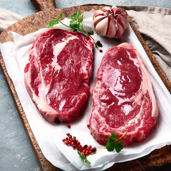 Syrové Hovězí Steaky Dřevěné Řezací Desce — Stock fotografie