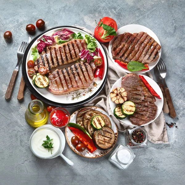 Grilované Hovězí Steaky Zeleninou Horní Pohled — Stock fotografie