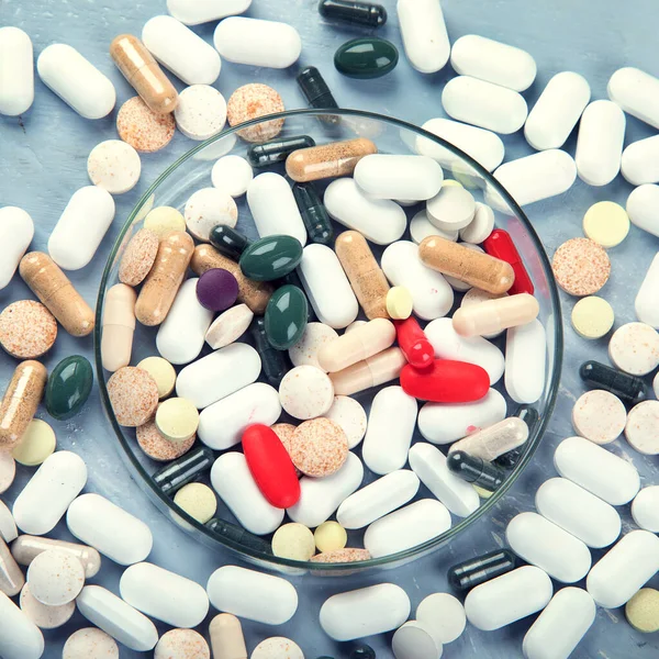 Stos Różnych Leków Farmaceutycznych Pigułki Tabletki Kapsułki Koncepcja Medyczna — Zdjęcie stockowe