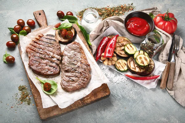 Filetes Carne Parrilla Con Verduras — Foto de Stock