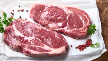 Tahta kesme tahtasında çiğ biftek.