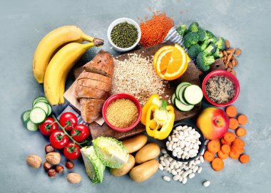 Gri arka planda yüksek karbonhidrat içeren yiyecekler. Vegan gıdaları yüksek miktarda diyet lifleri, antioksidanlar, vitaminler ve mineraller. Üst görünüm 