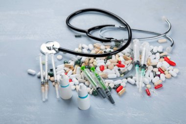 Çeşitli ilaç hapları, haplar ve kapsüller yığını. Tıbbi konsept