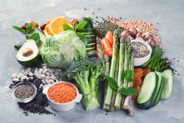 Bitki bazlı diyet malzemeleri. Vitamin, antioksidan ve akıllı karbonhidrat içeren sağlıklı yiyecekler.