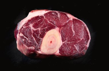 Siyah arka planda Ossobuco dana şişi. Üst görünüm 