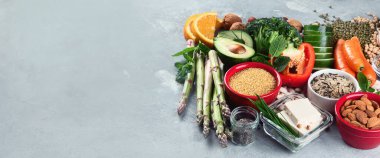 Bitki bazlı protein diyeti. Yüksek miktarda bitki proteini, antioksidan, vitamin ve diyet lifleri içeren sağlıklı yiyecekler. Panorama, kopyalama alanı olan pankart