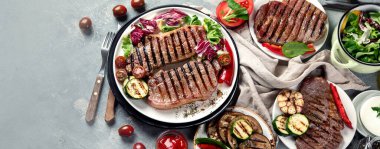 Sebzeli ızgara biftek. Üst görünümü kopyalama alanı, panorama, pankart