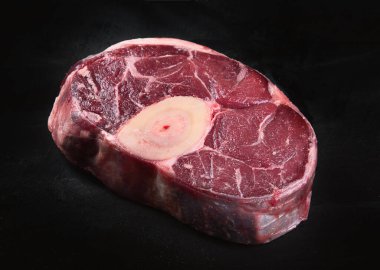 Siyah arkaplanda Ossobuco dana şişi. 