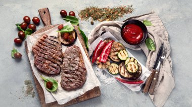 Sebze grisi arka planda ızgara biftek. en üstteki görünüm 