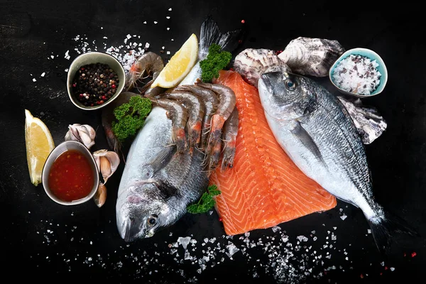 Färsk Fisk Och Skaldjur Svart Bakgrund Ovanifrån — Stockfoto