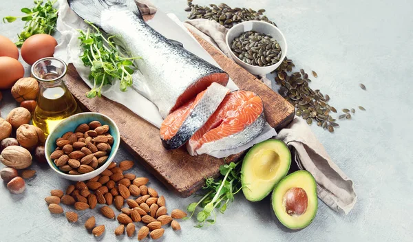 欧米加 3酸的来源 富含健康脂肪 维生素和抗氧化剂的食物 带有复制空间的顶部视图 — 图库照片