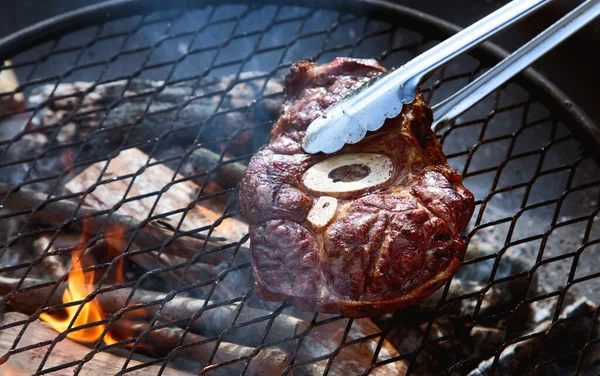 Caña Res Asada Una Parrilla Barbacoa Sobre Carbones Vista Desde —  Fotos de Stock