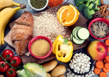 Gri arka planda yüksek karbonhidrat içeren yiyecekler. Vegan gıdaları yüksek miktarda diyet lifleri, antioksidanlar, vitaminler ve mineraller. Üst görünüm