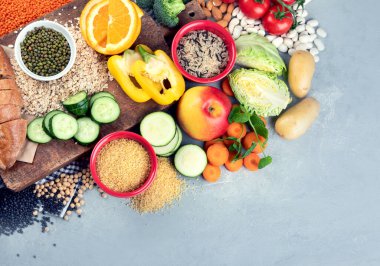 Gri arka planda yüksek karbonhidrat içeren yiyecekler. Vegan gıdaları yüksek miktarda diyet lifleri, antioksidanlar, vitaminler ve mineraller. Kopyalama alanı olan üst görünüm