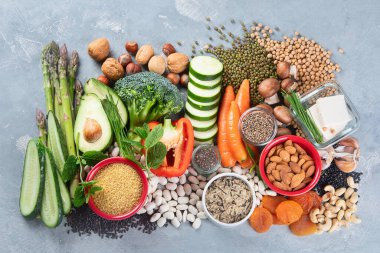 Bitki bazlı protein diyeti. Yüksek miktarda bitki proteini, antioksidan, vitamin ve diyet lifleri içeren sağlıklı yiyecekler. Üst görünüm 