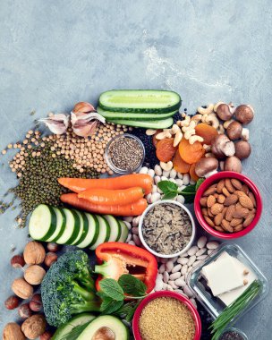 Bitki bazlı protein diyeti. Yüksek miktarda bitki proteini, antioksidan, vitamin ve diyet lifleri içeren sağlıklı yiyecekler. Kopyalama alanı olan üst görünüm