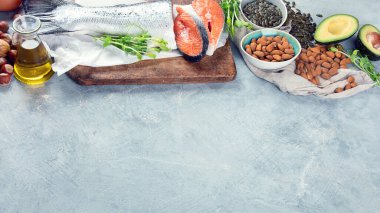 Omega-3 asit kaynakları var. Sağlıklı yağ, vitamin ve antioksidan içeren yiyecekler. Kopyalama alanı olan resim