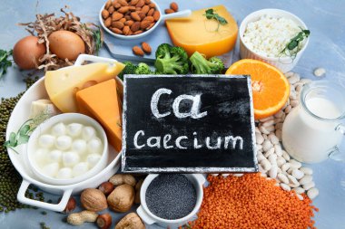 Sağlıklı beslenme ve bağışıklık güçlendirici için kalsiyum zengini gıdalar. Üst görünüm 