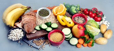 Gri arka planda yüksek karbonhidrat içeren yiyecekler. Vegan gıdaları yüksek besin lifleri, antioksidanlar, vitaminler ve mineraller. 