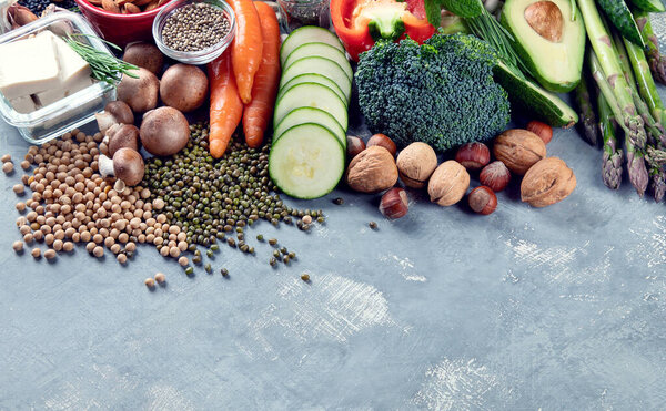 Диета растительного белка. Здоровые продукты питания с высоким содержанием растительного белка, антиоксидантов, витаминов и пищевых волокон. Изображение с местом для копирования
