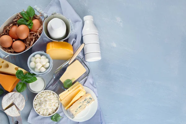 Verschillende Soorten Verse Zuivelproducten Boerderij Voedingsmiddelen Rijk Aan Calcium Bovenaanzicht — Stockfoto
