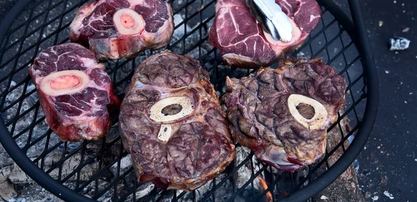 Carne Res Una Parrilla Barbacoa Sobre Carbones Vista Desde Arriba —  Fotos de Stock