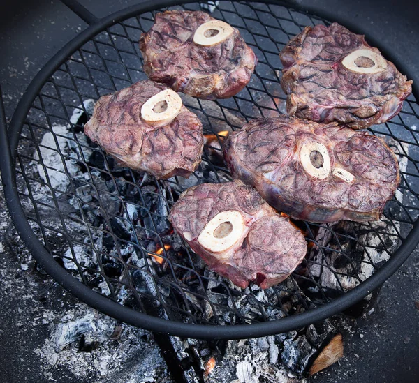 牛肉在烤肉架上烤着 烤着煤块 从上面看 — 图库照片