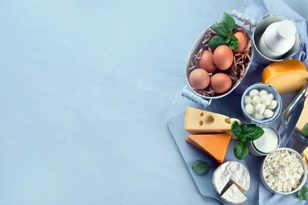 Verschillende Soorten Verse Zuivelproducten Boerderij Voedingsmiddelen Rijk Aan Calcium Bovenaanzicht — Stockfoto