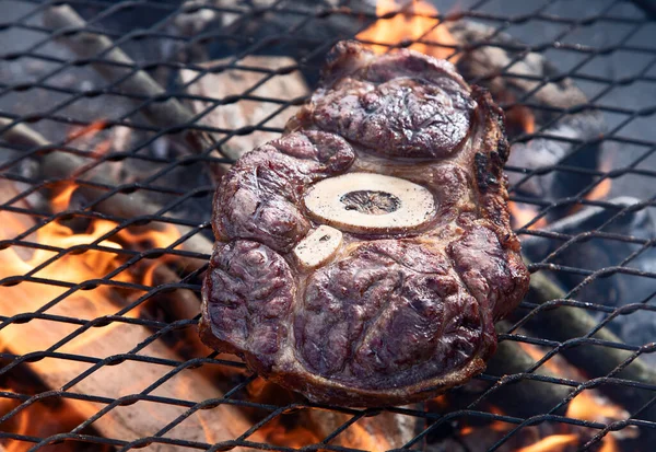 Carne Res Una Parrilla Barbacoa Sobre Carbones Vista Desde Arriba —  Fotos de Stock