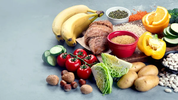 Kohlenhydratreiche Lebensmittel Auf Grauem Hintergrund Vegane Lebensmittel Reich Ballaststoffen Antioxidantien — Stockfoto