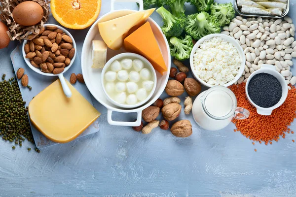 健康的な食事のためのカルシウムリッチ食品と免疫ブーストのための コピースペース付きのトップビュー — ストック写真