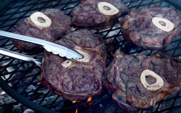 Carne Res Una Parrilla Barbacoa Sobre Carbones Vista Desde Arriba —  Fotos de Stock