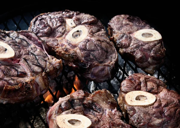 Carne Res Una Parrilla Barbacoa Sobre Carbones Vista Desde Arriba —  Fotos de Stock