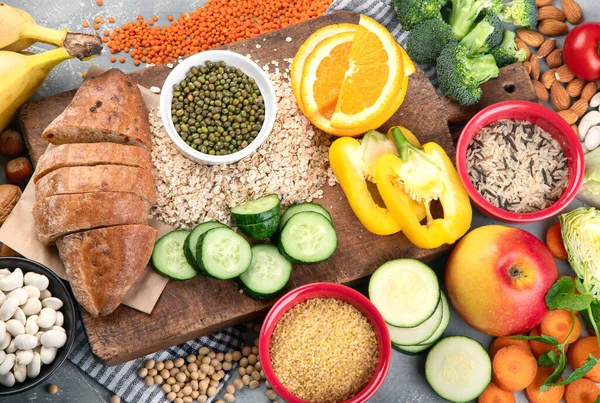 Gri Arka Planda Yüksek Karbonhidrat Içeren Yiyecekler Vegan Gıdaları Yüksek — Stok fotoğraf
