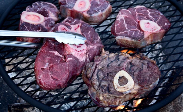 Carne Res Una Parrilla Barbacoa Sobre Carbones Vista Desde Arriba —  Fotos de Stock