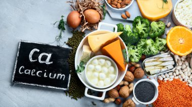 Sağlıklı beslenme ve bağışıklık güçlendirici için kalsiyum zengini gıdalar. Üst manzara, düz uzanma