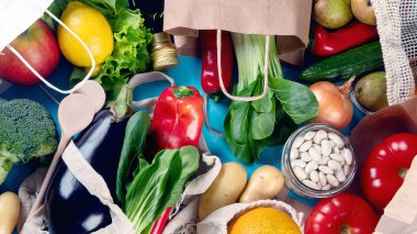 Organik meyve ve sebzeli çevre dostu doğal poşetler. Sıfır atık, Plastiksiz konsept. Üst görünüm