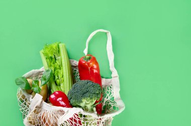 Organik meyve ve sebzeli çevre dostu doğal poşetler. Sıfır atık, Plastiksiz konsept. Kopyalama alanı olan üst görünüm