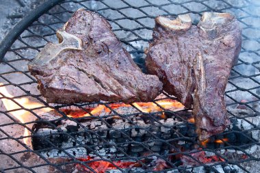 Yanan ızgarada ızgara biftek. Yukarıdan görüntüle 
